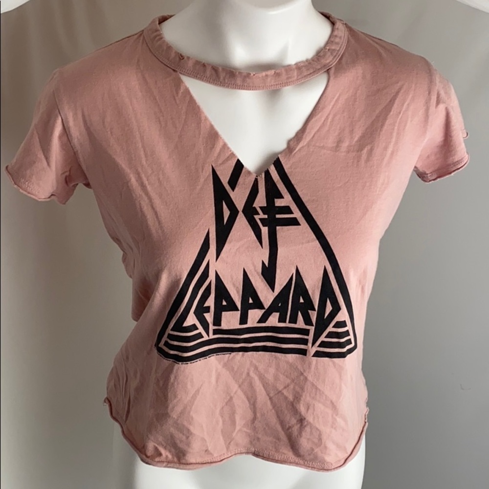 Def Leppard pink logo keyhole short sleeve t-shirt S